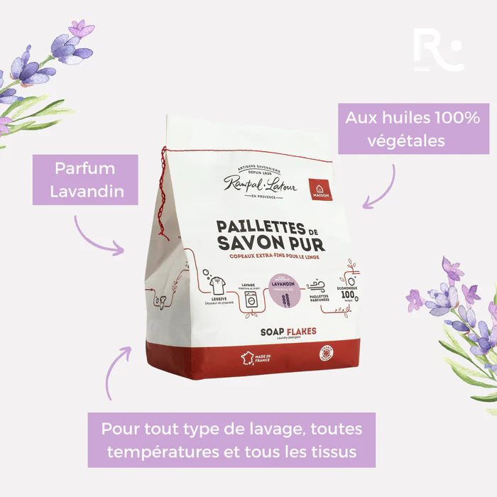 Un paquet de paillettes de savon pur parfumé au lavandin, de la marque Rampal Latour, mis en avant avec des éléments graphiques indiquant ses avantages : 'Aux huiles 100% végétales', 'Parfum Lavandin', et 'Pour tout type de lavage, toutes températures et tous les tissus'. L'image présente également des illustrations florales autour du produit, soulignant la naturalité et la fraîcheur.