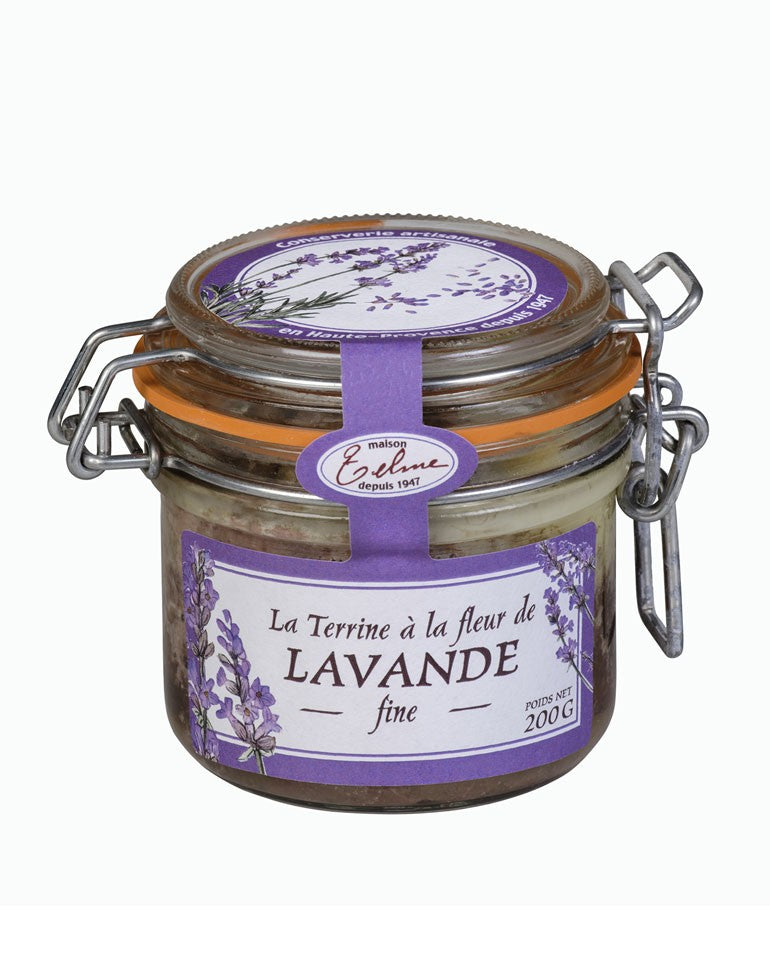 Pot en verre de 200 g contenant une terrine artisanale de la Maison Telme, ornée d’une étiquette violette représentant des fleurs de lavande. Le couvercle est maintenu par un système de fermeture métallique avec une languette en papier de couleur violette indiquant "La Terrine à la fleur de lavande fine". L’étiquette principale montre des illustrations de brins de lavande en fleur, mettant en valeur l'inspiration provençale du produit.