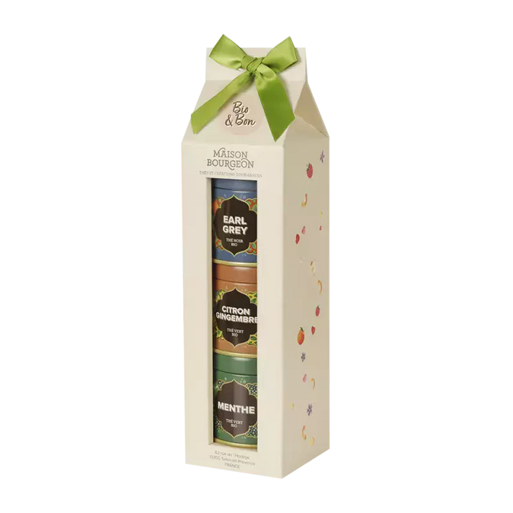 Coffret cadeau "Bio & Bon" de la Maison Bourgeon, orné d'un ruban vert. Le coffret contient trois thés bio : Earl Grey (thé noir), Citron Gingembre (thé vert), et Menthe (thé vert), présentés dans des boîtes élégantes. Sur le côté de l'emballage, de petites illustrations de fruits et de plantes ajoutent une touche de couleur et de fraîcheur. Idéal pour offrir une sélection de thés bio aux saveurs variées et authentiques.