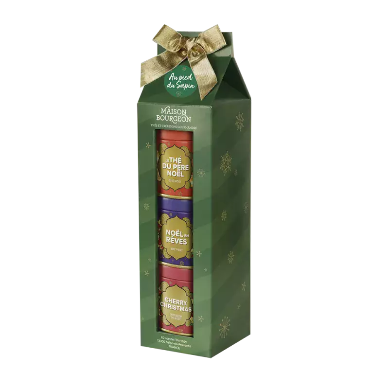 Coffret cadeau "Au pied du Sapin" de la Maison Bourgeon, orné d'un ruban doré. Ce coffret festif contient trois boîtes de thés et infusions de Noël : "Le Thé du Père Noël", "Noël en Rêves" et "Cherry Christmas". Présenté dans un emballage vert décoré de flocons de neige, ce coffret est idéal pour célébrer les fêtes avec des saveurs chaleureuses et gourmandes.