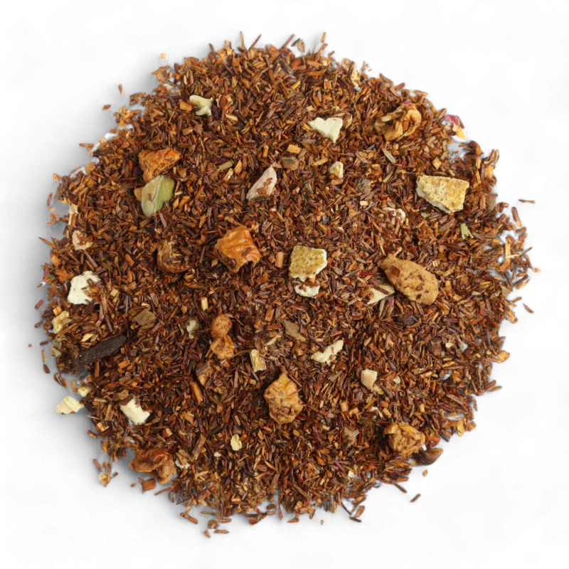 Mélange de rooibos bio agrémenté de morceaux de pommes, écorces d'orange, girofle et cardamome. Ce mélange de couleur brun chaud est parfumé de notes épicées et fruitées, évoquant les saveurs réconfortantes de Noël.