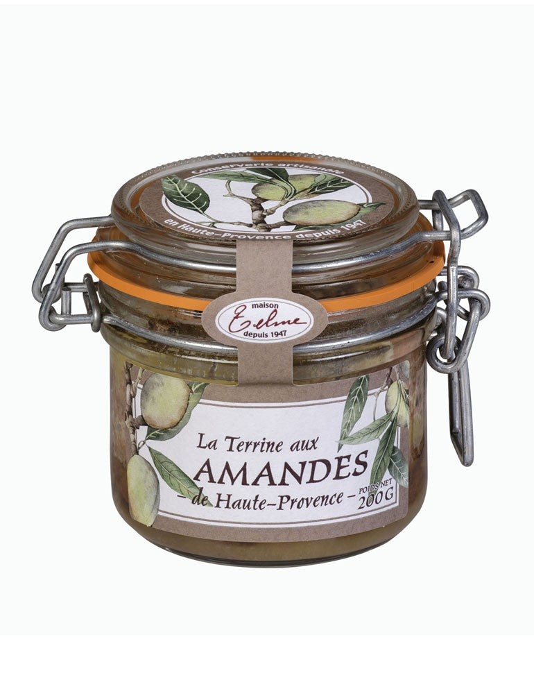 Terrine aux Amandes de Haute-Provence de la Maison Telme, présentée dans un pot en verre avec une étiquette beige. L'étiquette met en avant des illustrations d'amandes sur leur branche, symbolisant les saveurs authentiques et locales de cette spécialité provençale.