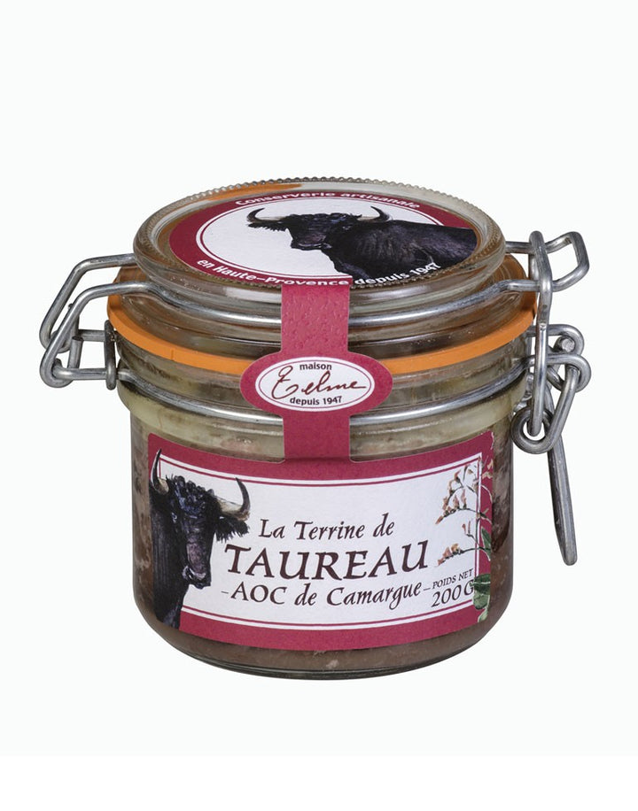 Terrine de Taureau AOC de Camargue dans un pot en verre de la Maison Telme, depuis 1947. Le pot arbore une étiquette rouge avec l'image d'un taureau, mettant en avant le caractère artisanal et régional de cette spécialité de Haute-Provence.